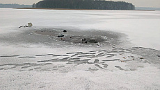 Pod wędkarzem załamał się lód. Mężczyzna trafił do szpitala Pod wędkarzem załamał się lód. Mężczyzna trafił do szpitala